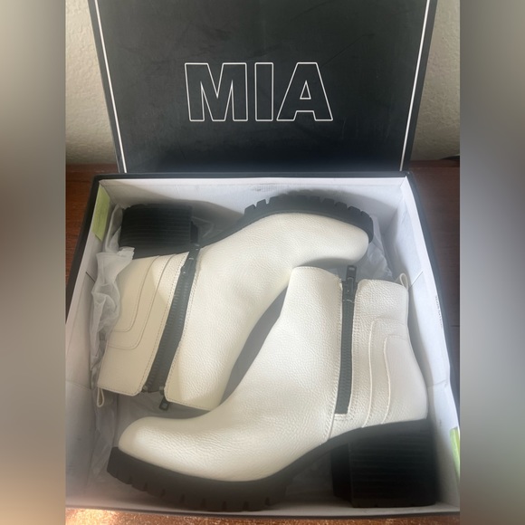 Mia Payson White Boots - Picture 2 of 11